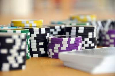 https://pixabay.com/en/play-card-game-poker-poker-chips-593207/