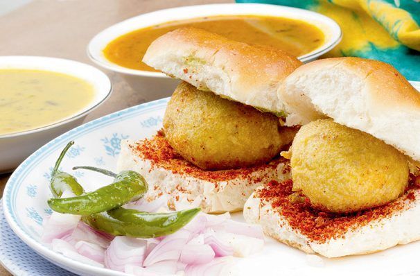 food-itsgoa-vadapav-streetfood-goa-monsoon