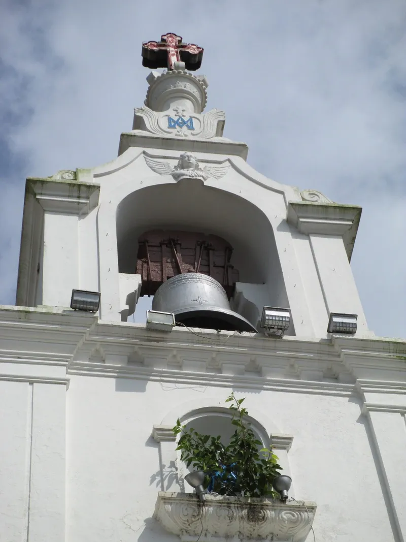 6868142-giant_bell_at_church_of_olic_goa