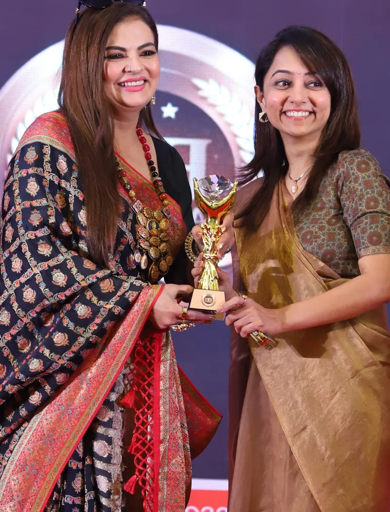 Award at stage by bollywood actress Sheeba (1)