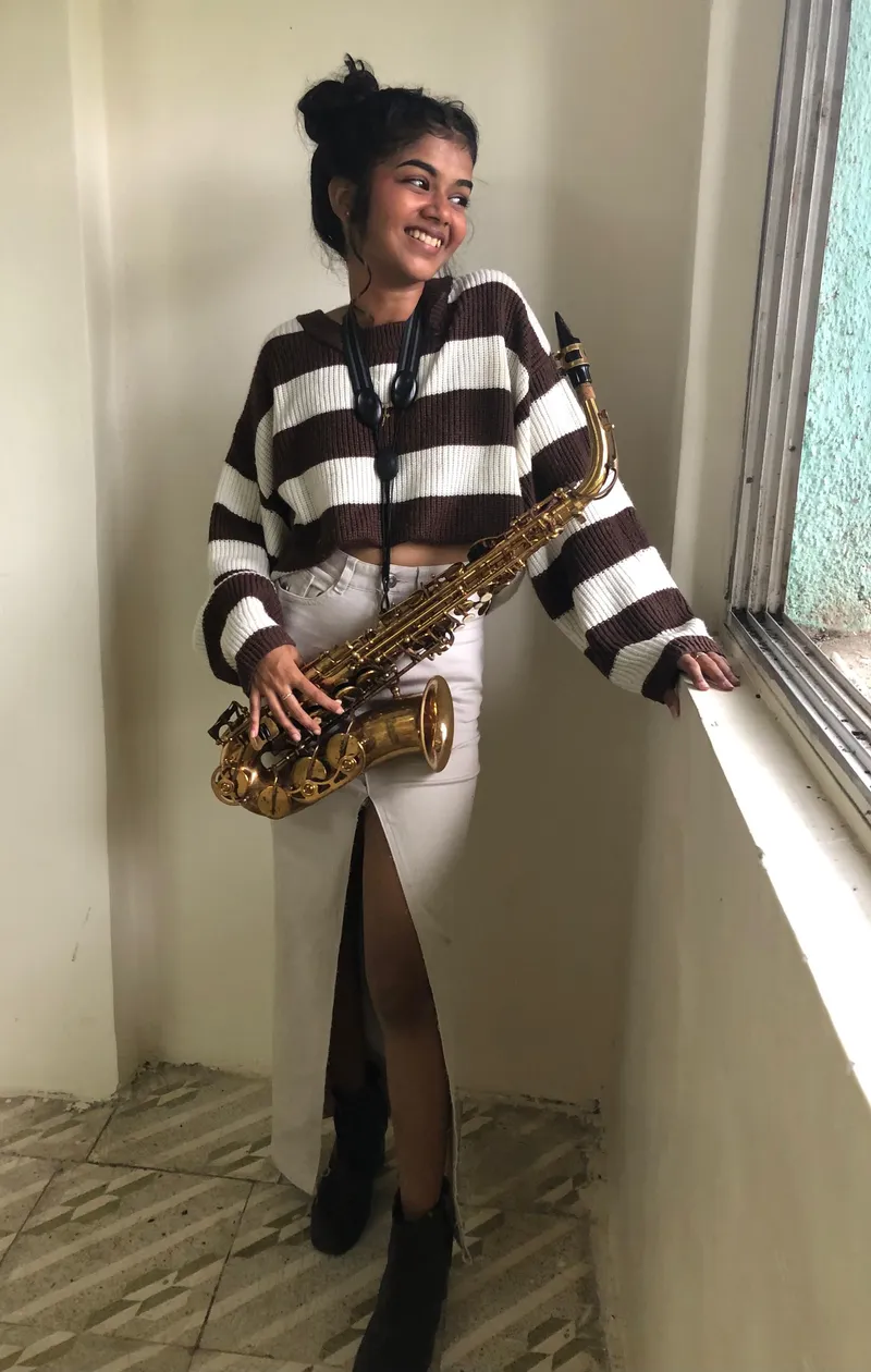 Clarissa posing with her alto Saxophone after shooting for Kazarachem Utor 1