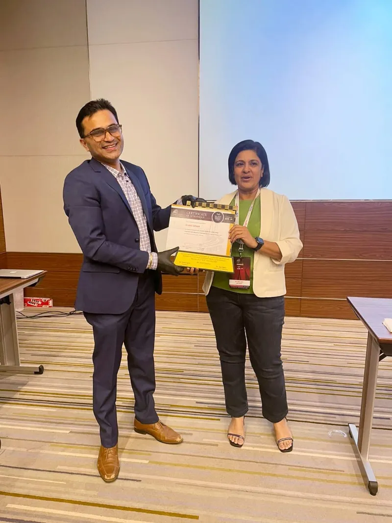 Dr-sanil-Natekar-receiving-a-token-of-appreciation-for-his-recent-scientific-lecture-at-1st-style-italiano-conference-Mumbai
