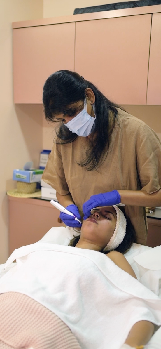 Dr.-Reshma-using-microneedling-technique-for-skin-rejuvenation