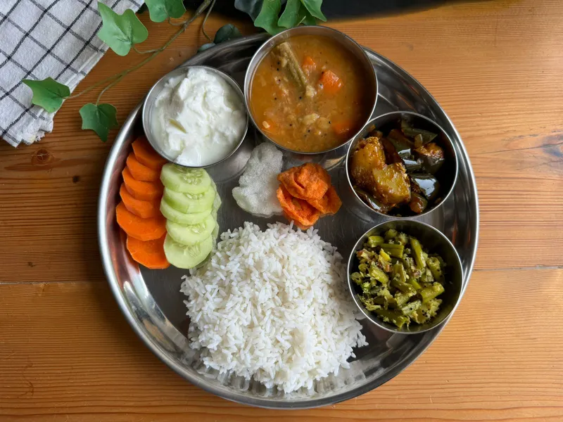 Farasbi-batata-bhaji-Vangi-batata-bhaji-Masoor-dal-with-carrots-Salad-Rice-Dahi-and-Fryums