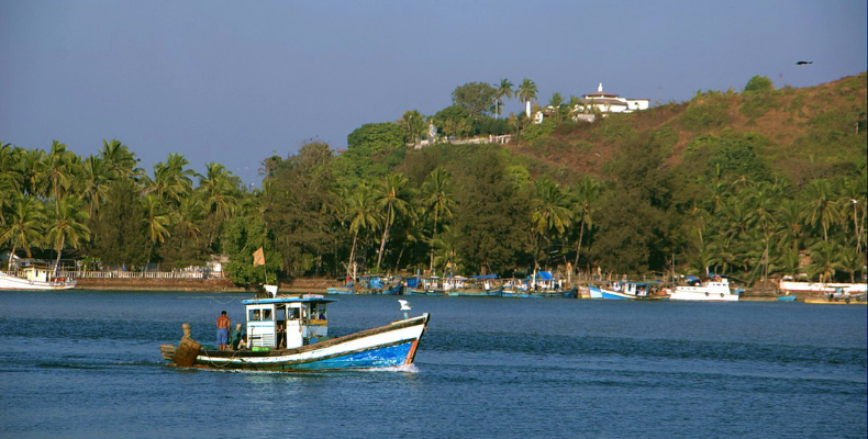 Fishing boats along the Sal River - www.mapio.net