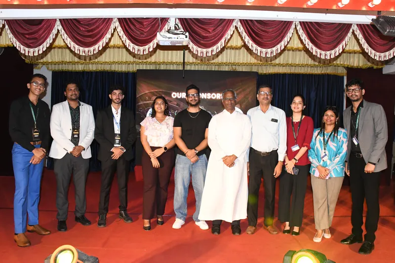 Group photo of the management faculty chief guest and title sponsor