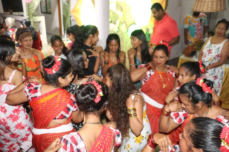 Guest-enjoying-to-the-fullest-with-Traditional-Kunbi-Dancers-at-Candolim