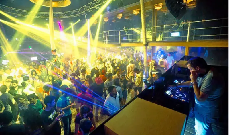 top-discos-in-goa-mambos