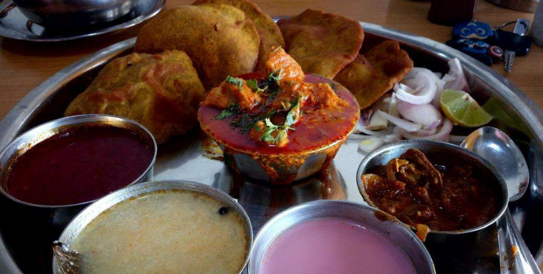 Vada Kombada Thali at Maruthi Hotel