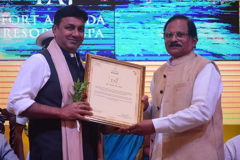 Mr. Vincent Ramos, Senior VP - IHCL, Goa receiving the honourary certificate at the hands of Mr. Shripad Naik, Union Minister of State for Tourism (1)