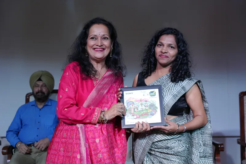 Note Important pic client requested to use 3 Bollywood Actor Himani Shivpuri with Radha Ajgaonkar Proprietor of ShreeMudra Organisor of WAVES.JPG 1