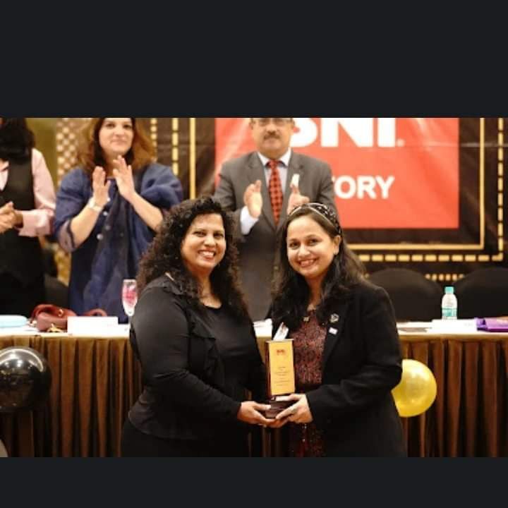 Recorgnised-by-renowned-singer-hema-sardessai-for-the-contribution-in-business-giving-in-BNI-1