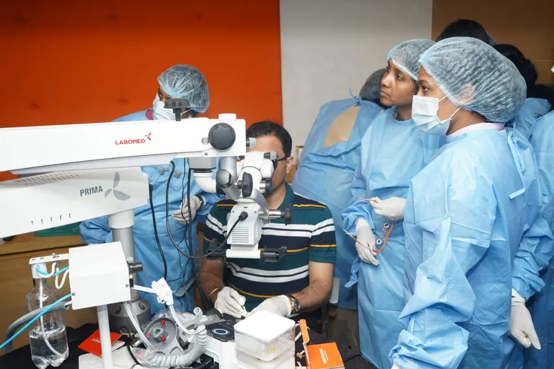 Teaching-endodontics-in-Banglore-demonstrating-endodontic-treatment-protocol-under-dental-operating-microscope