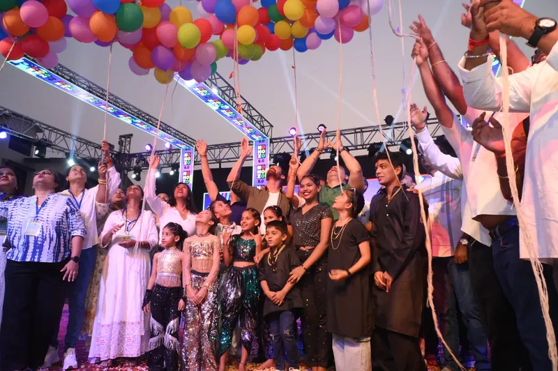 The dignitaries release balloons at the inaugural ceremony
