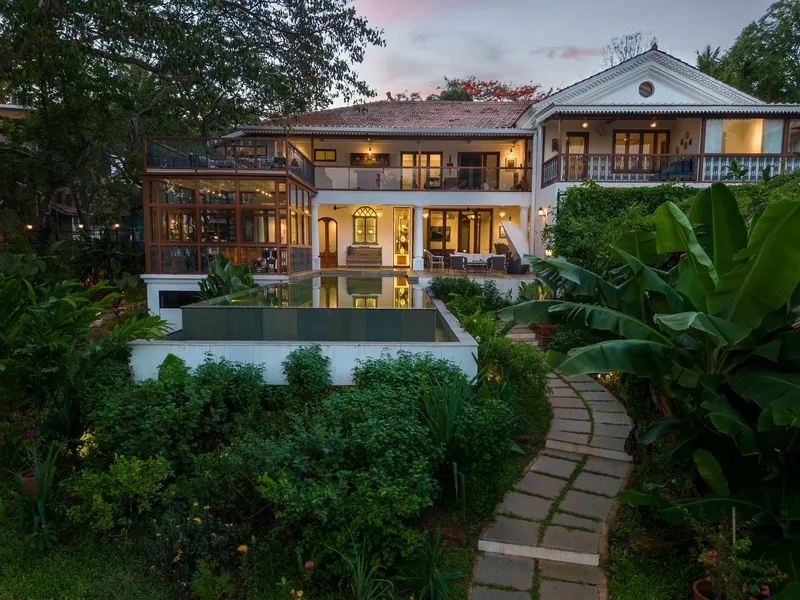 The sunset light dapples on the rear of the house as it gently caresses it encased in it’s natural green surroundings (3)
