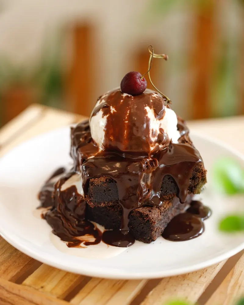 Warm brownie,Topped with cold vanilla ice cream, and rich chocolate fudge sauce.