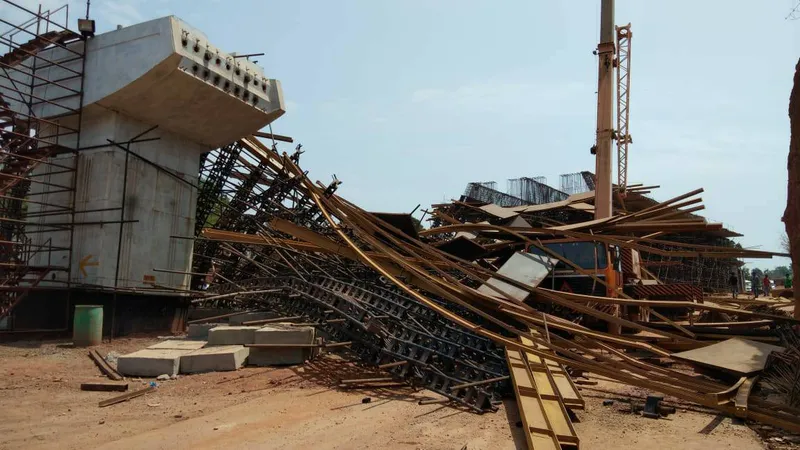 Scaffolding collapse near Kesarval