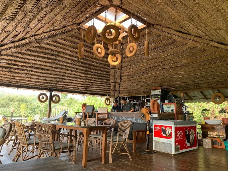 bar-at-trettop-tava-1