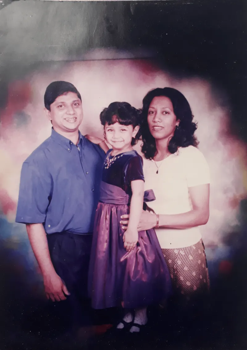 childhood_family_photo-min