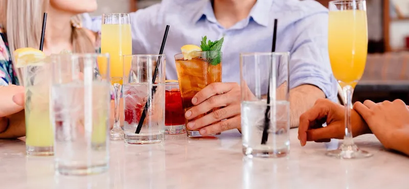https://pixabay.com/en/cocktails-socializing-people-group-1149171/