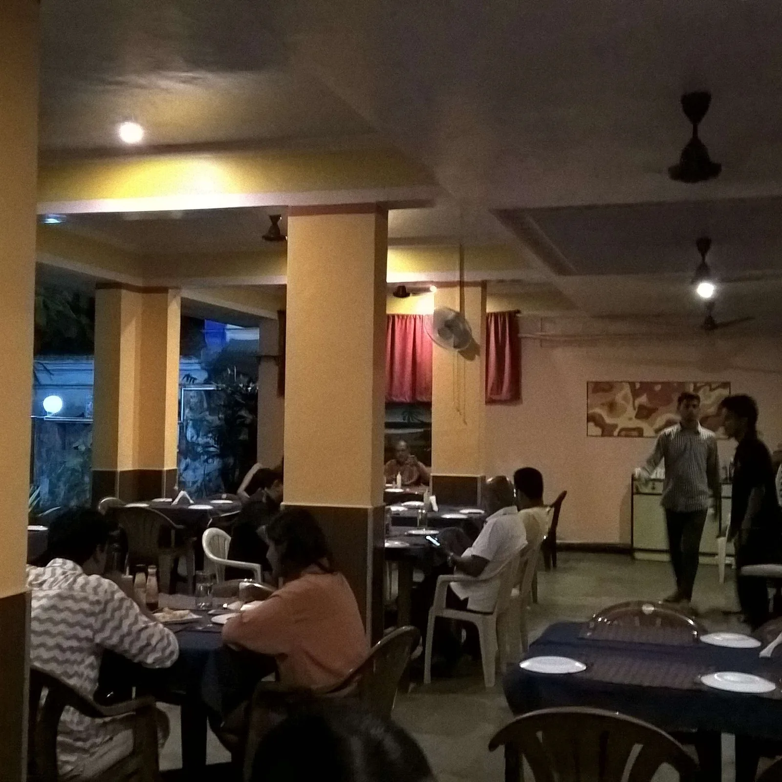 dandeys-grill-house-min