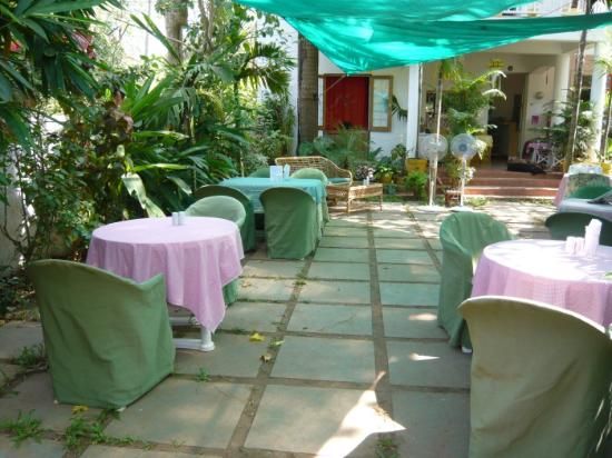 michele-s-garden-cafe-min