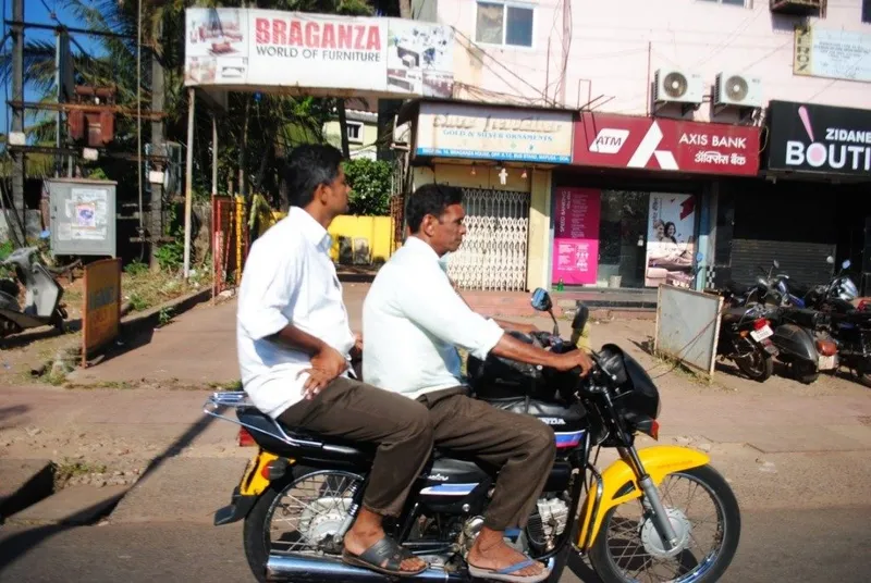 motorcycle_taxi_goa-min